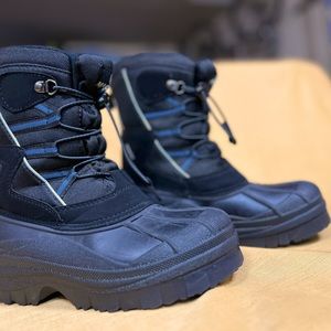 Magellan Outdoor Snowboots Boy’s Size 4